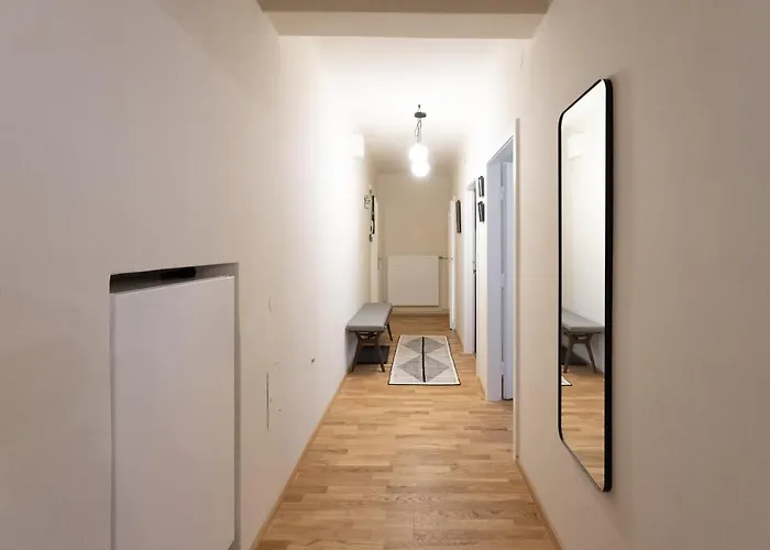 Chic 1-Bed Apt By Canal Walk To Historic Centre
