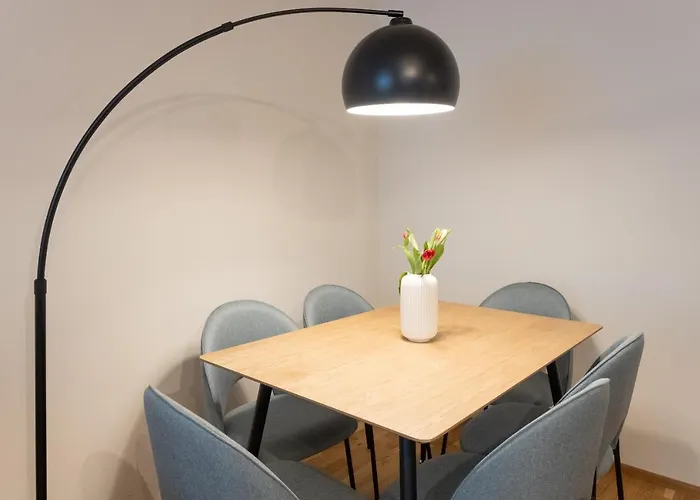 Chic 1-Bed Apt By Canal Walk To Historic Centre